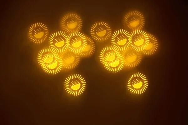geometrik öğeleri üzerinde karanlık bir arka plan deseni ile güzel altın bokeh