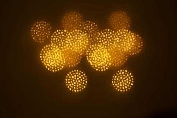 geometrik öğeleri üzerinde karanlık bir arka plan deseni ile güzel altın bokeh