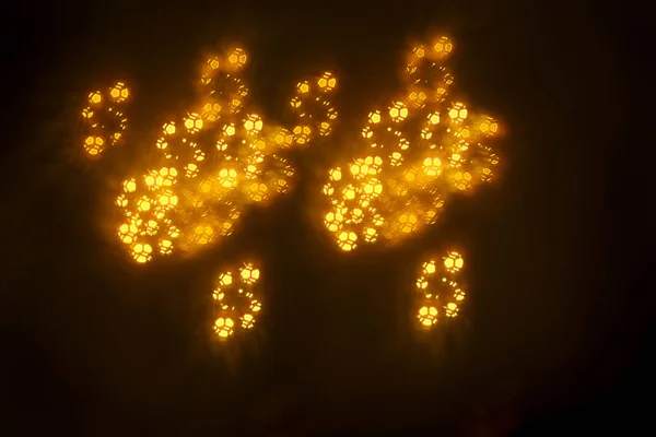 geometrik öğeleri üzerinde karanlık bir arka plan deseni ile güzel altın bokeh