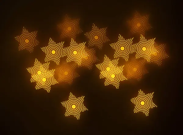 geometrik öğeleri üzerinde karanlık bir arka plan deseni ile güzel altın bokeh