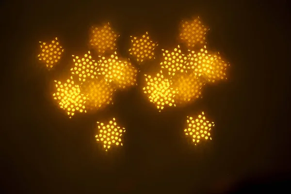 geometrik öğeleri üzerinde karanlık bir arka plan deseni ile güzel altın bokeh