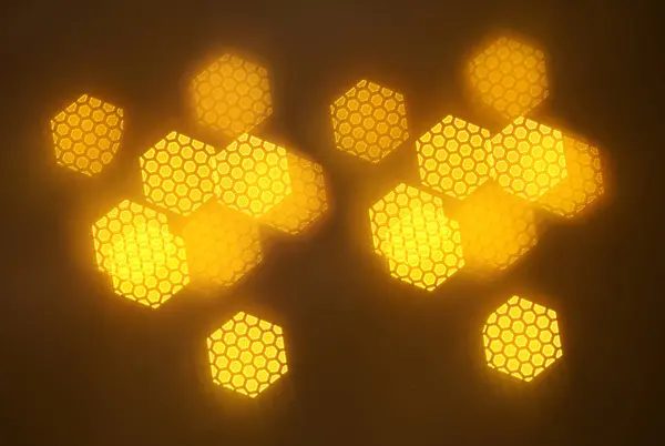 geometrik öğeleri üzerinde karanlık bir arka plan deseni ile güzel altın bokeh