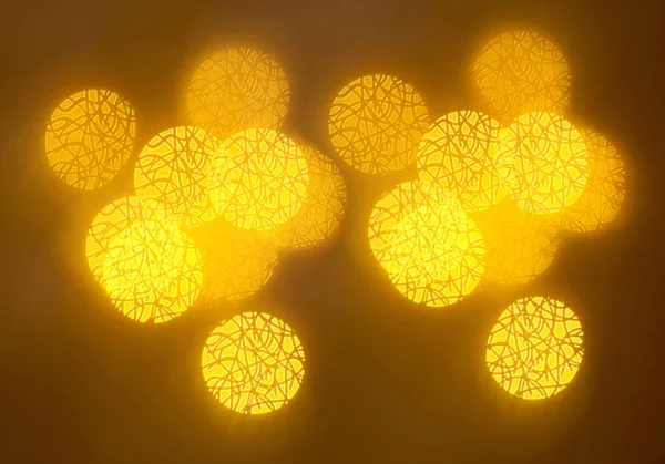 geometrik öğeleri üzerinde karanlık bir arka plan deseni ile güzel altın bokeh