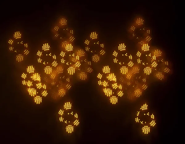 geometrik öğeleri üzerinde karanlık bir arka plan deseni ile güzel altın bokeh