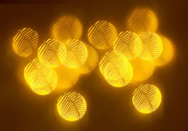 geometrik öğeleri üzerinde karanlık bir arka plan deseni ile güzel altın bokeh