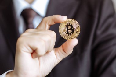 Bitcoin el üstünde tutan genç işadamı.