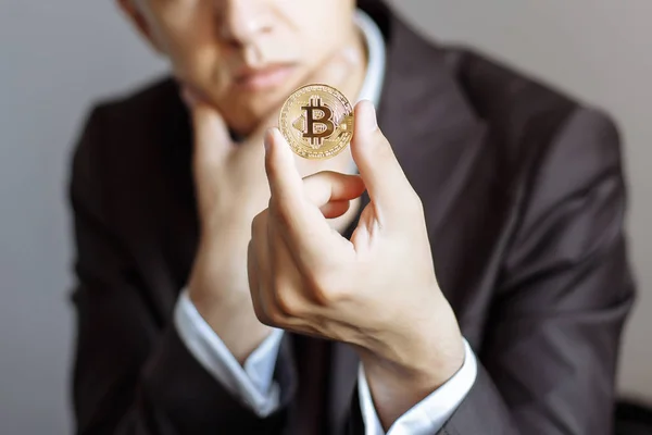 Empresario Sosteniendo Bitcoin Concepto Dinero Concepto Éxito Empresarial — Foto de Stock