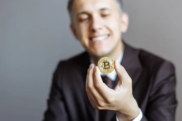 Feliz Joven Empresario Sosteniendo Bitcoin Oro Profundidad Campo Superficial Concéntrate — Foto de Stock