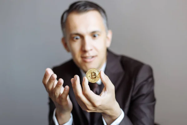 Sorprendido Joven Empresario Sosteniendo Bitcoin Oro Profundidad Campo Superficial Concéntrate — Foto de Stock