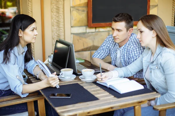 Estudiantes Comunicándose Cafetería Después Lección — Foto de Stock
