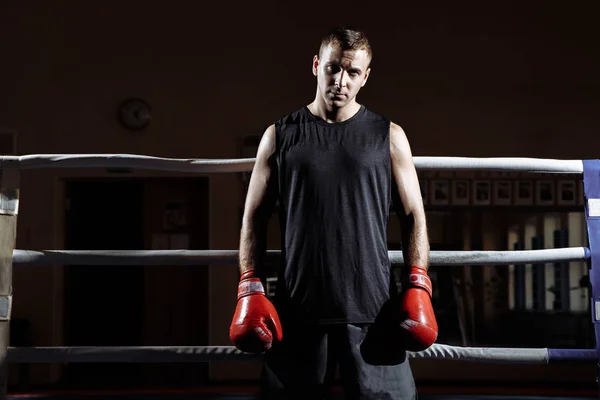 Retrato Joven Musculoso Con Guantes Boxeo Ring —  Fotos de Stock