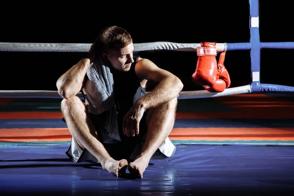 Boxeador Profesional Teniendo Descanso Durante Entrenamiento Ring —  Fotos de Stock