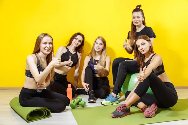 Fitness Sport Training Und Lifestylekonzept Gruppe Junger Glücklicher Frauen Zeigt — Stockfoto