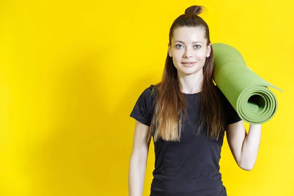 Joven Deportista Sosteniendo Una Alfombra Sobre Fondo Amarillo — Foto de Stock