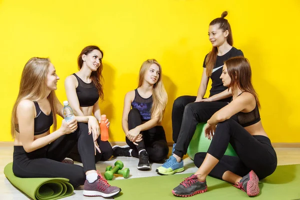 Amigos Ropa Deportiva Hablando Riendo Juntos Mientras Están Sentados Suelo — Foto de Stock