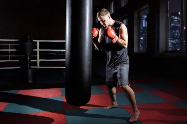 Kum torbası boks erkek boxer.