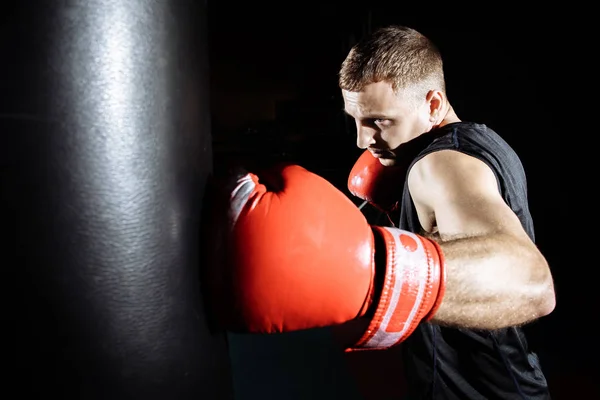 Entrenamiento Boxeador Saco Boxeo Gimnasio —  Fotos de Stock