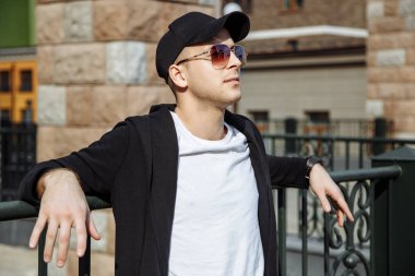 Şehirli genç ve çekici bir adam..