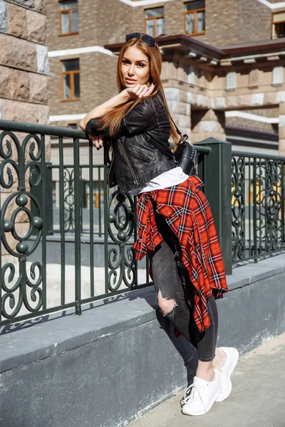 Yaz güneşli bir hayat tarzı. Sokakta yürüyen, şık giyinen, güzel giyinen, hafta sonları gülümseyen, sırt çantasıyla seyahat eden genç bir hippi kadının moda portresi..