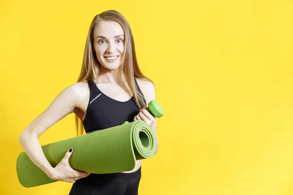 Joven Mujer Sonriente Sosteniendo Una Esterilla Yoga Pesas Sobre Fondo — Foto de Stock