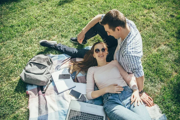 Vrolijke Man Vrouw Rust Natuur Leren — Stockfoto