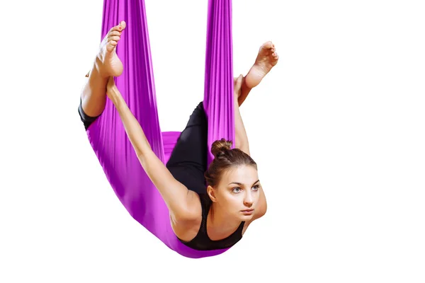 Anti-yerçekimi yoga. Kadın bir egzersiz ile bir hamak gerçekleştirir