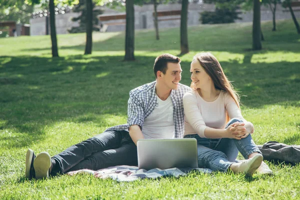 Diákok Mosolyogva Miközben Olvasó Laptop Használ Zöld Gyep Parkban Boldog — Stock Fotó