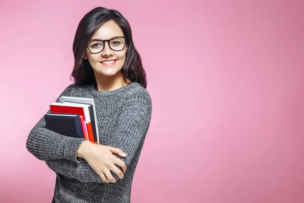 Chica Sonriente Estudiante Profesora Con Libros Sobre Fondo Rosa — Foto de Stock