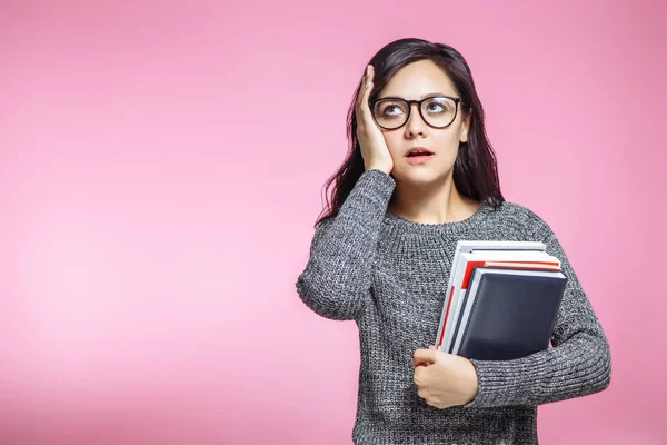 Concepto Educación Estudiante Estresada Con Libros Sobre Fondo Rosa — Foto de Stock