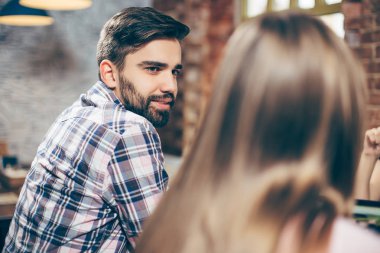 Yaratıcı gençlerin iş proje üzerinde birlikte çalışma.