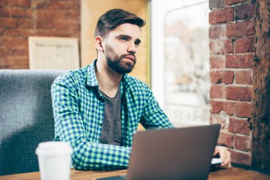 Kahve dükkanından çalışma yakışıklı serbest meslek.