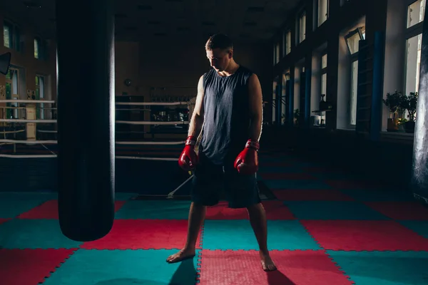 Foto Joven Boxeador Hombre Deportivo Fuerte Hacer Ejercicios Gimnasio —  Fotos de Stock