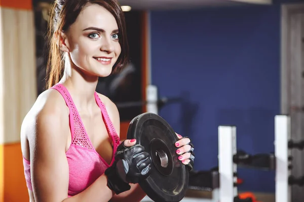 Mujer Atractiva Joven Haciendo Ejercicios Con Pesadas Placas Pesas Gimnasio — Foto de Stock