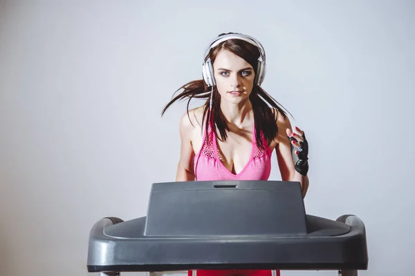 Retrato Fitness Menina Correndo Esteira Ouvir Música Ginásio Conceito Estilo — Fotografia de Stock