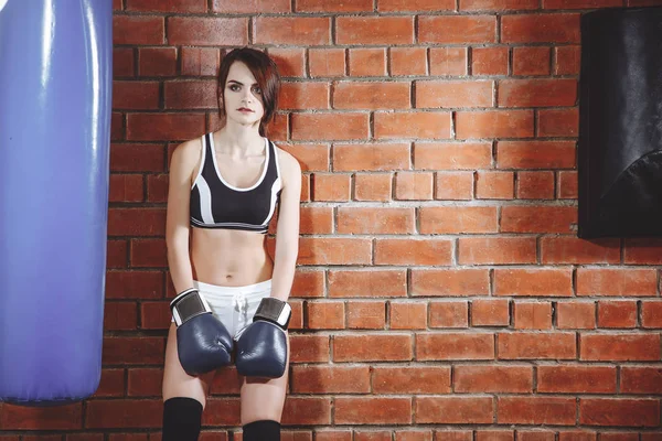 Mujer Joven Descansando Después Entrenamiento Gimnasio —  Fotos de Stock