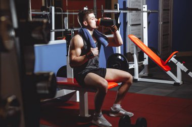 Çekici atletik erkek spor eğitim sonra dinlenme.