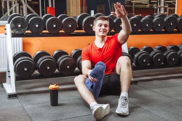 Spor salonunda çalışma dışarı bir mola adam uygun