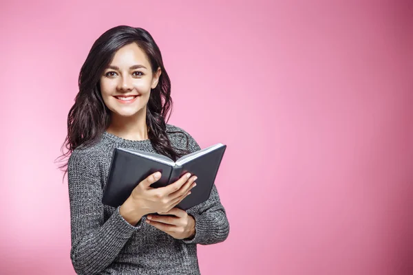 Mujer Joven Feliz Con Libro Sobre Fondo Rosa — Foto de Stock