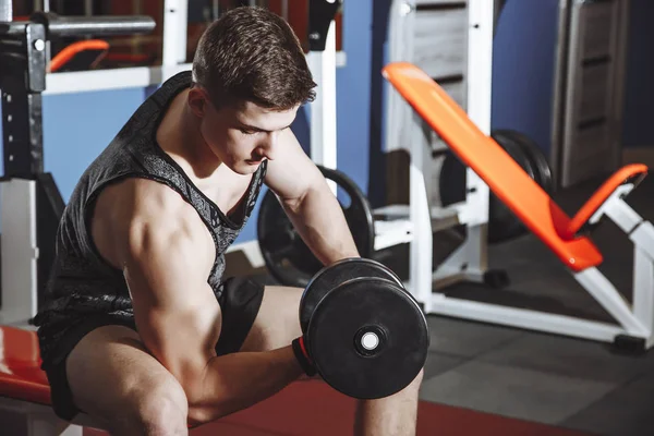 Culturista Haciendo Ejercicio Con Pesas Mancuerna Gimnasio Hombre Culturista Haciendo —  Fotos de Stock