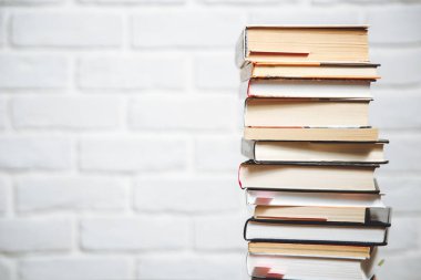 Ahşap masa üzerinde ciltli kitap yığını. Okula dönüş. Metin için yer kopyalayın.