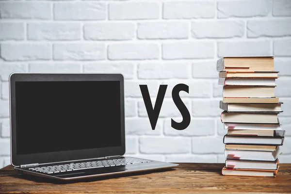 Dizüstü vs kitap yığını. Eğitim kavramı.