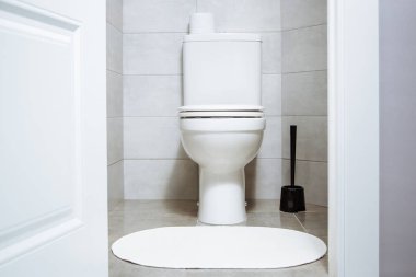 Modern iç mekanda tuvalet..