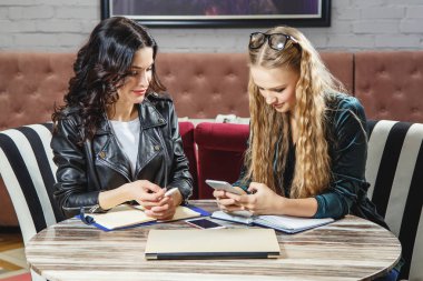 İki serbest yeni projeler bir kafede otururken görüşüyorlar. İş toplantısı