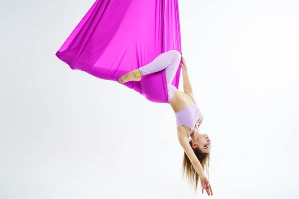 Молодая Красивая Женщина Йог Практикующая Воздушную Йогу Фиолетовом Гамаке Белой — стоковое фото