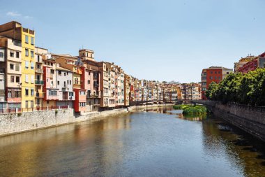 Girona, Katalonya 'da Onyar nehrindeki renkli evler.