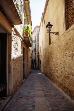 Girona, İspanya'nın eski şehrin dar sokak.