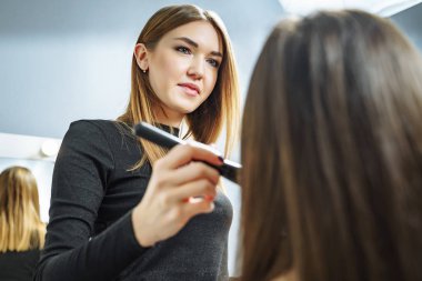 Makyaj sanatçısı güzel makyaj esmer modeli oluşturma. Güzellik kavramı