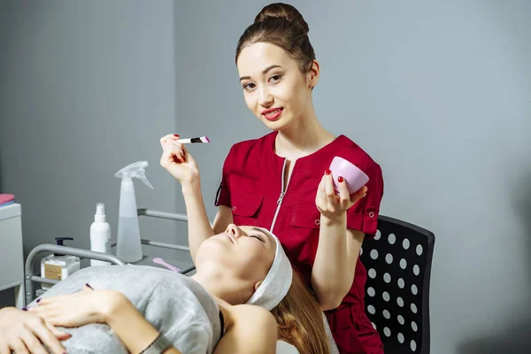 Portret Van Een Jonge Aziatische Vrouw Schoonheidsspecialiste Cosmetische Procedure Doen — Stockfoto