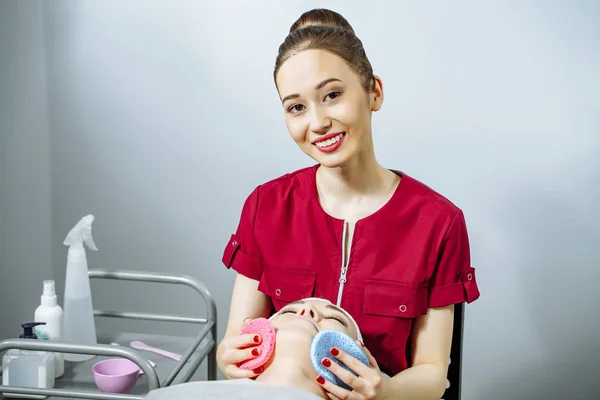 Portret van een jonge Aziatische vrouw schoonheidsspecialist cosmetische procedure doen. — Stockfoto