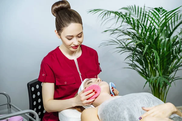 Portret van een jonge Aziatische vrouw schoonheidsspecialist cosmetische procedure doen. — Stockfoto